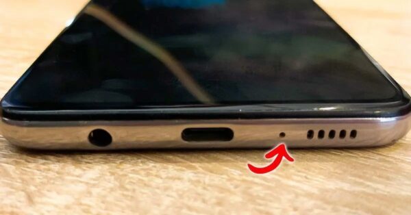 ¿Para qué es el pequeño agujero en la parte inferior del teléfono?