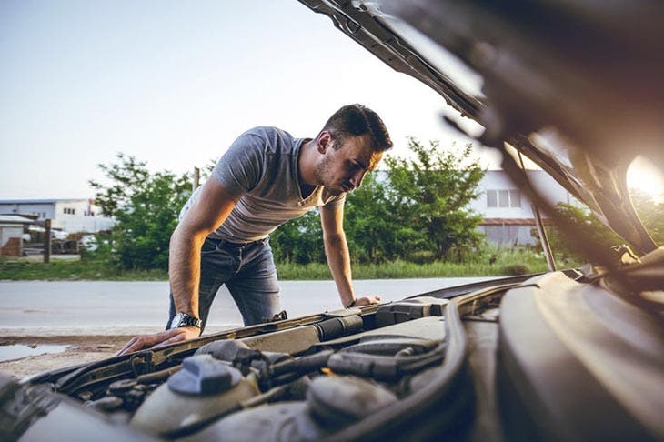 Capó del coche levantado