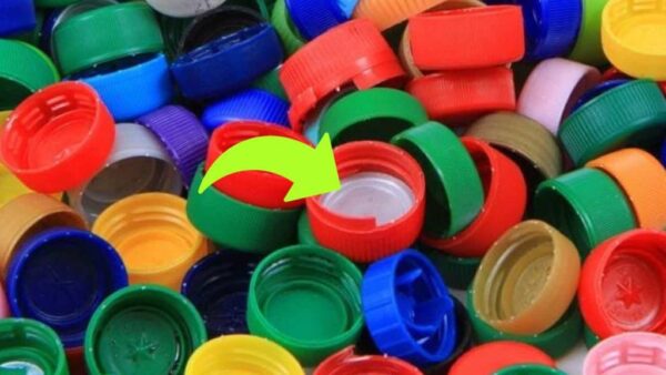 ¿Para qué sirve ese inserto de plástico que encontramos debajo de las botellas? La función