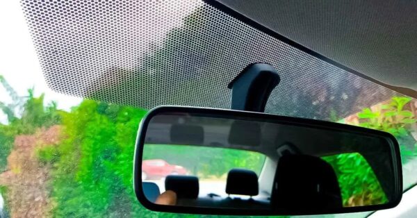 ¿Para qué sirven realmente los puntos negros en el parabrisas del coche?