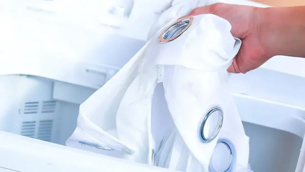 Para tener cortinas blancas como la leche, vierte esto en la lavadora: quedarán como nuevas