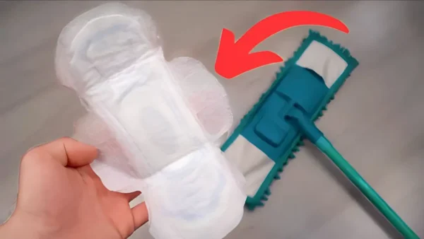 Pegue 1 toalla sanitaria en la escoba, muchas amas de casa han comenzado a hacerlo: he aquí por qué