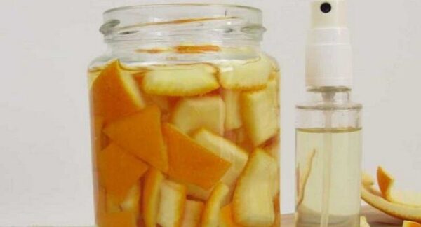 Piel de naranja y vinagre para limpiar la casa: el resultado es sorprendente