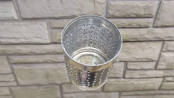 Pocos conocen el secreto de las latas vacías: transformarlas en algo único