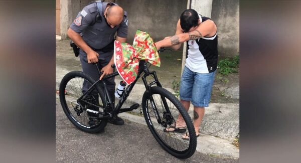 Policías obsequian una bicicleta a un repartidor que trabajaba caminando
