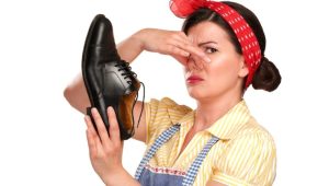 Mujer con zapato maloliente