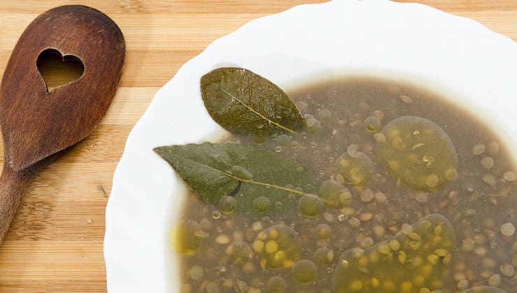 Sopa de lentejas con hojas de laurel