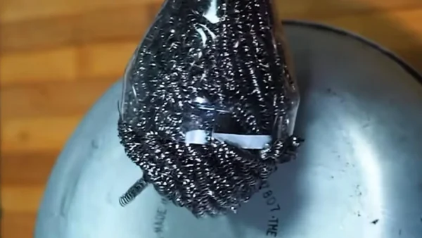 Pon una esponja de red en una botella de plástico: lo hacen hasta en los hoteles