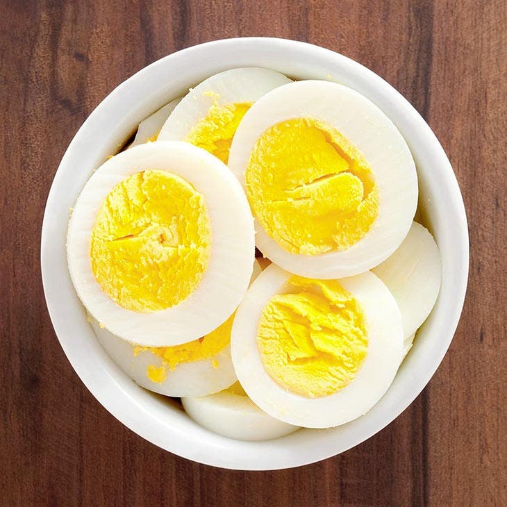 Pon una rodaja de limón en el agua de la cocción del huevo: el truco secreto que te hará la vida más fácil 2 Huevo duro