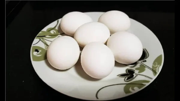 Pon una rodaja de limón en el agua de la cocción del huevo: el truco secreto que te hará la vida más fácil