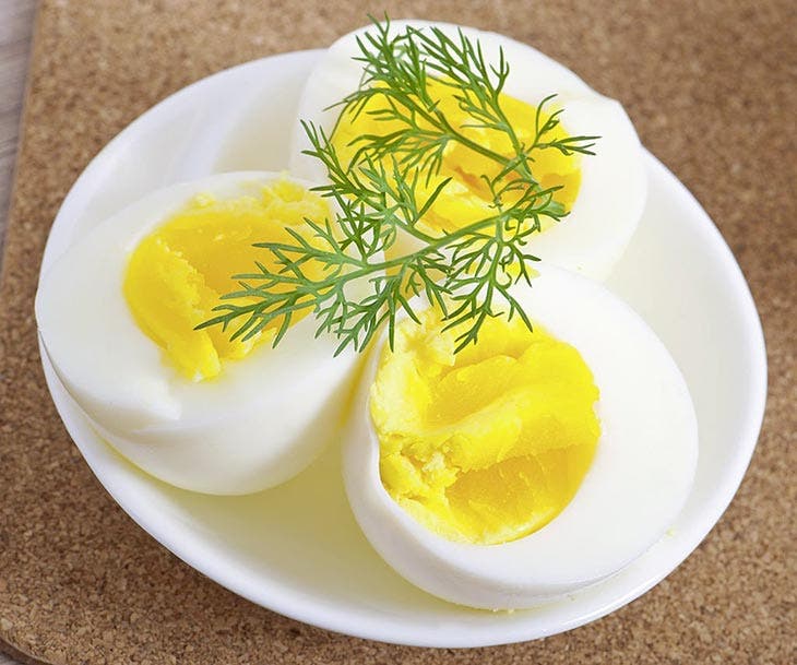 Pon una rodaja de limón en el agua de cocción de los huevos: el truco secreto que te hará la vida más fácil 3 huevos hervidos