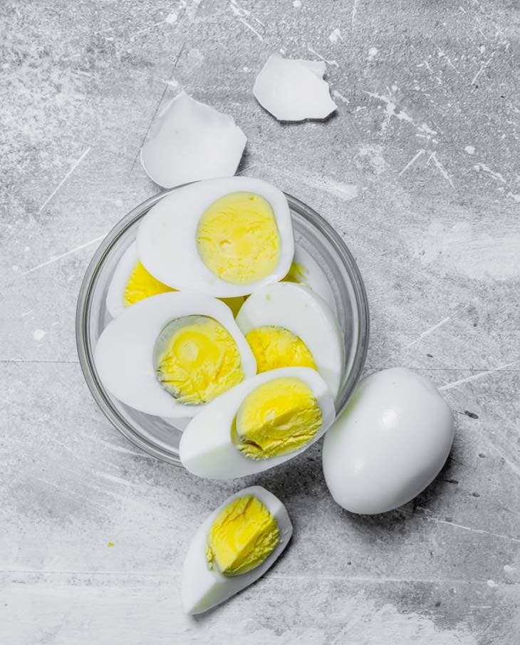 Pon una rodaja de limón en el agua de cocción de los huevos: el truco secreto que te hará la vida más fácil 4 huevos cocidos