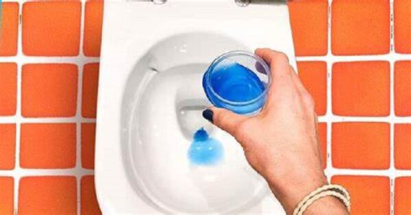 Ponga detergente líquido en el inodoro: muchos hogares lo hacen por una razón crucial