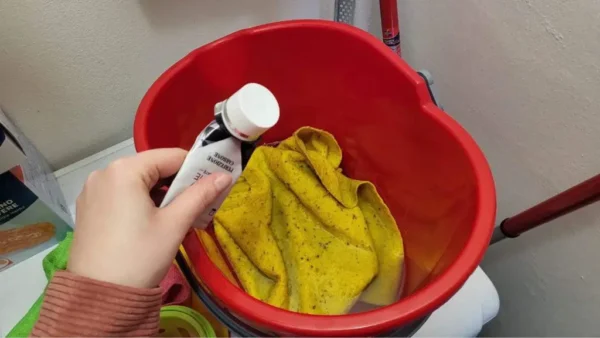 Ponga pasta de dientes en agua para limpiar los pisos, muchas amas de casa hacen esto