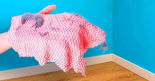 Ponga una cucharada en agua y limpie los zócalos. Brillarán como nuevos