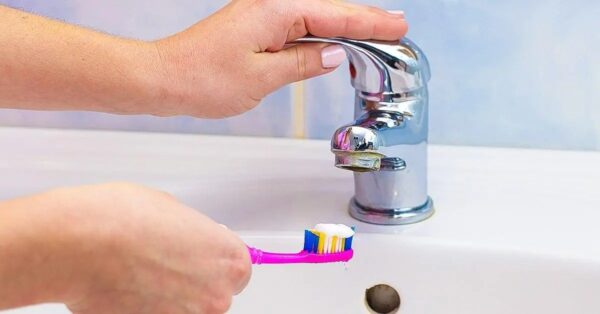 ¿Por qué deberías dejar de mojar tu cepillo de dientes?