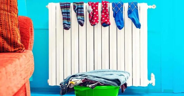 ¿Por qué deberías evitar secar la ropa en el radiador?