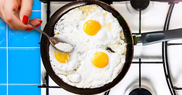 ¿Por qué es esencial verter harina en la sartén antes de freír los huevos? Lo cambia todo