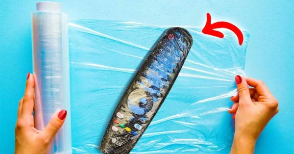 ¿Por qué es importante envolver el mando a distancia en film transparente?