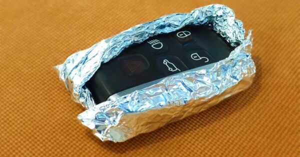 ¿Por qué es importante envolver las llaves de tu auto en papel de aluminio?