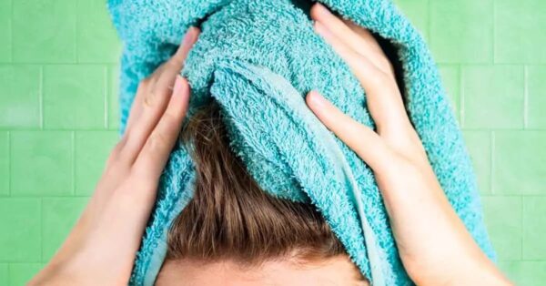 ¿Por qué es importante no secarse el cabello con una toalla de algodón?
