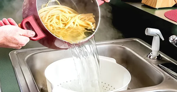 ¿Por qué es importante no tirar el agua de la pasta por el fregadero?