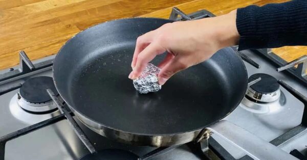 ¿Por qué es inteligente frotar una bola de papel de aluminio en la sartén?
