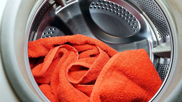 Una toalla en la lavadora