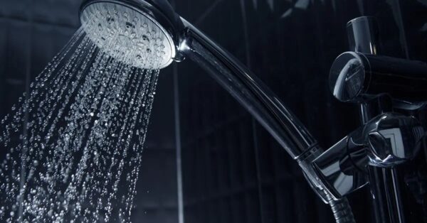 ¿Por qué es mejor ducharse por la noche?