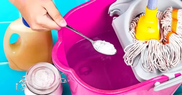 ¿Por qué hay que añadir sal al agua de lavado de suelos? El truco de las amas de casa experimentadas.