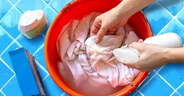 ¿Por qué hay que poner espuma de afeitar en la lavadora?