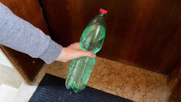 ¿Por qué la gente deja una botella de agua en la puerta de su casa? El truco de magia que debes conocer