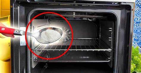 ¿Por qué las amas de casa experimentadas vierten una pizca de azúcar en el horno? El truco imprescindible antes de cocinar un plato