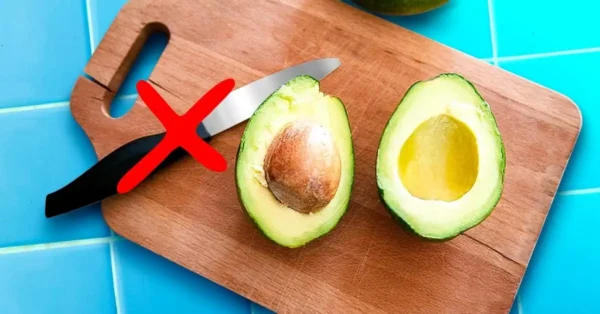 ¿Por qué no se recomienda cortar el aguacate con un cuchillo de metal?