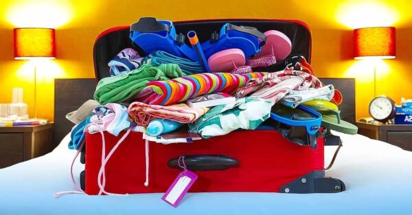 ¿Por qué nunca debes poner la maleta en la cama del hotel?