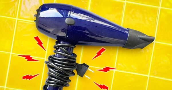 ¿Por qué nunca se debe enrollar el cable alrededor del secador de pelo?