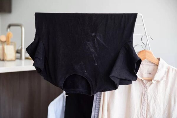 ¿Por qué sale la ropa de la lavadora llena de pelos y suciedad y cómo solucionarlo?