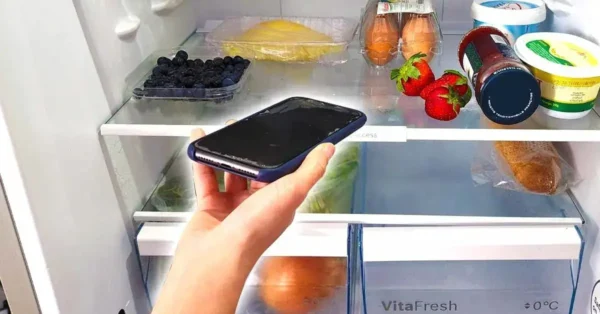 ¿Por qué se debe poner el teléfono en el refrigerador?