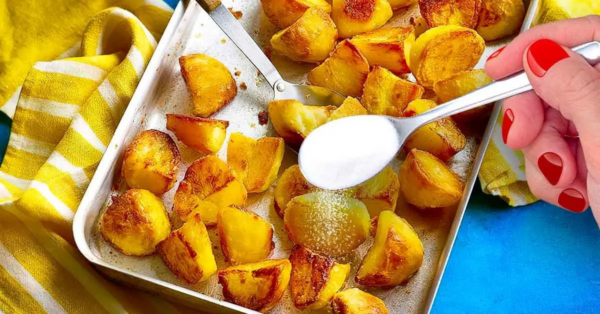 ¿Por qué tienes que poner bicarbonato de sodio en las patatas antes de ponerlas en el horno? El truco secreto de los chefs