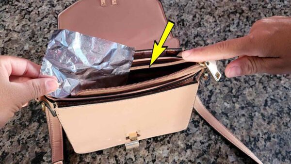 Porque muchos se meten papel de aluminio en el bolso antes de salir de casa