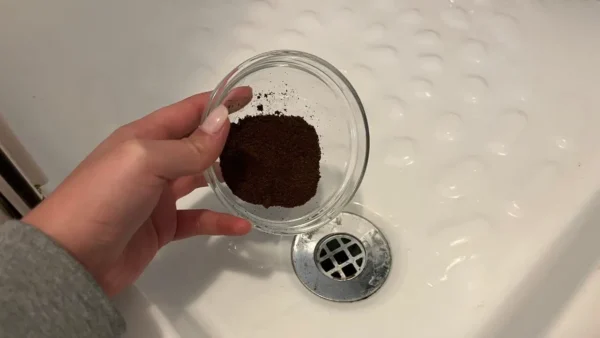 Porque muchos tiran café molido por el desagüe de la ducha: surge la razón