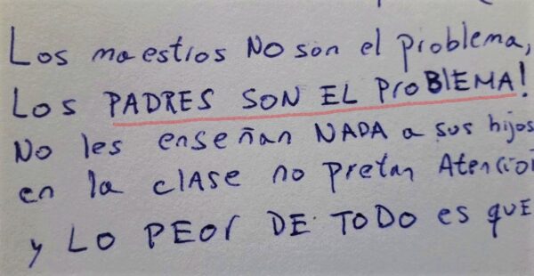 Profesora harta arrasa con una carta que afirma que los padres son el problema