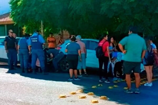 Provincia de Neuquén: Un nene está en grave estado después de que sus papás lo dejaran encerrado en el auto por seis horas