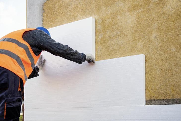 Aislamiento de la pared con poliestireno.