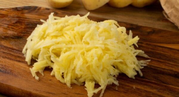 Ralla las patatas 🥔 y añade este ingrediente: cena deliciosa y sabrosa lista en unos minutos