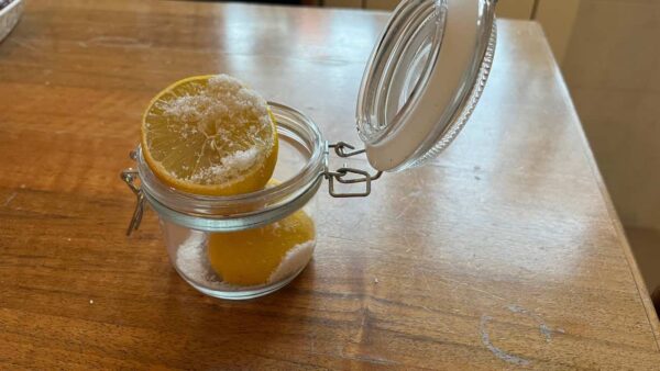 Sal y limón, ponlos en un frasco: en casa valen oro si se mezclan