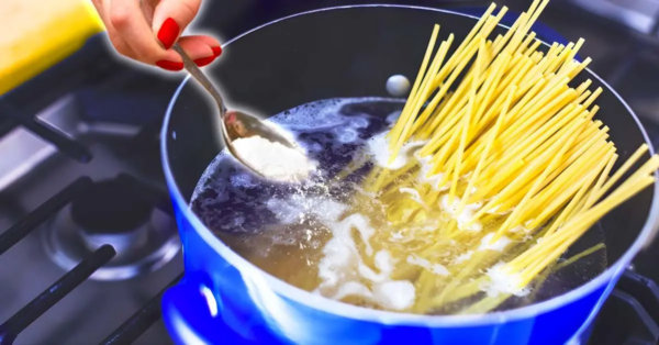 ¿Se debe agregar sal al agua de pasta? Aquí está el error que mucha gente comete
