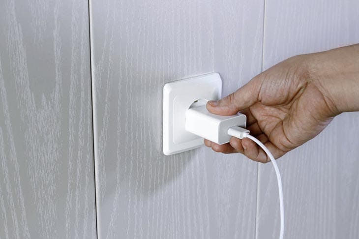 Desenchufe el cargador