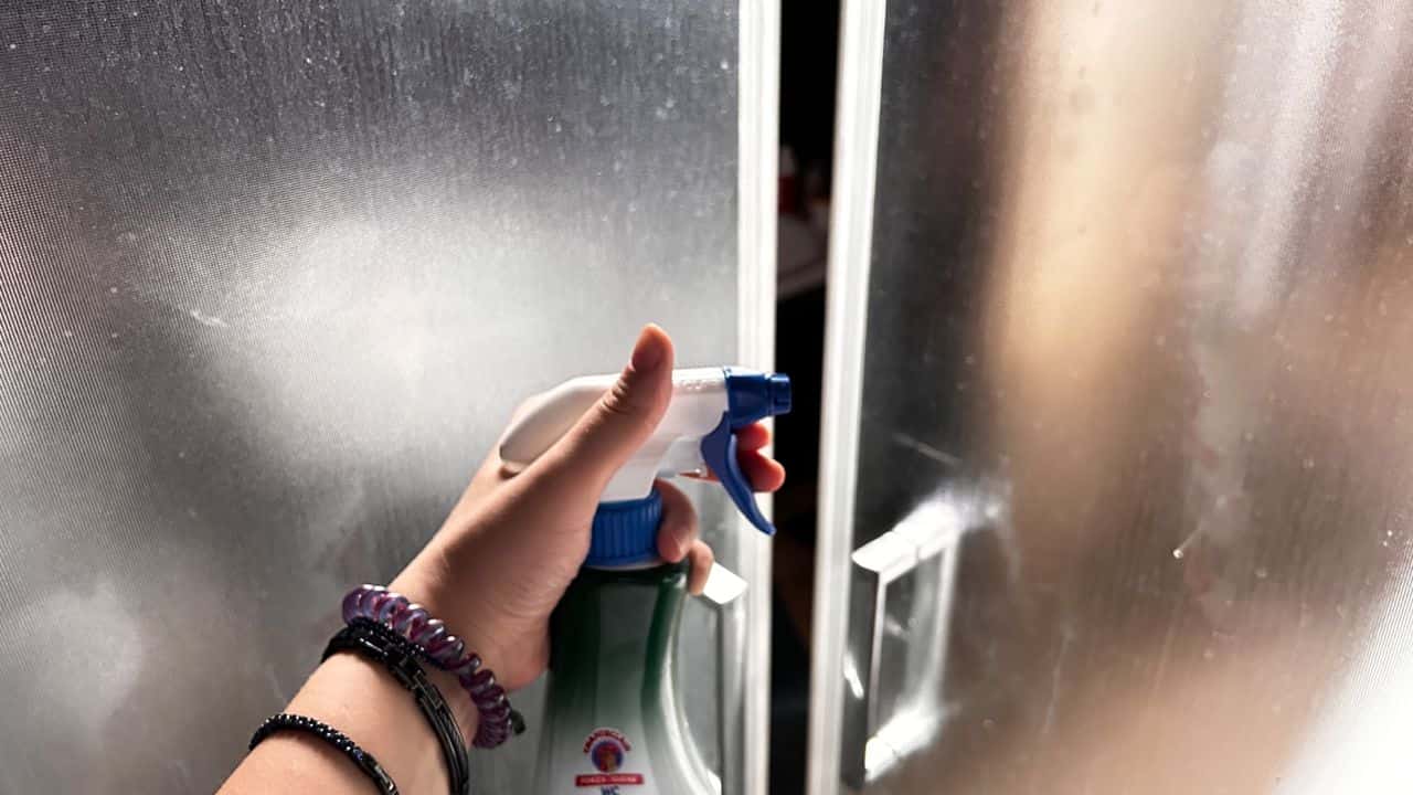 Botella de spray en la ducha.