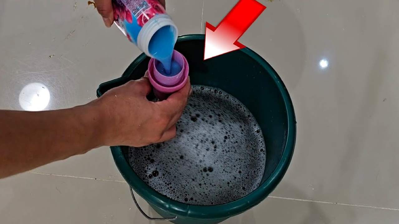 Detergente en el balde Detergente en el balde